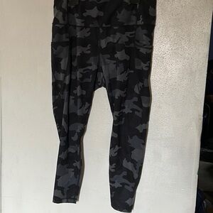 BNWOT Yogalicious Camo Leggings Size XXL
